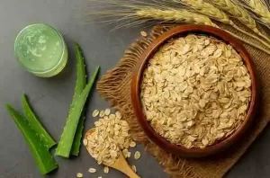 Creamy aloe vera and oatmeal paste for calming red, sensitive skin.