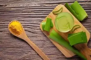 Turmeric aloe vera soothing mask for radiodermatitis relief.