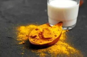 Turmeric mask to naturally lighten dark lips.