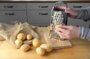 Fresh potato juice used to reduce dark spots and skin tan.
